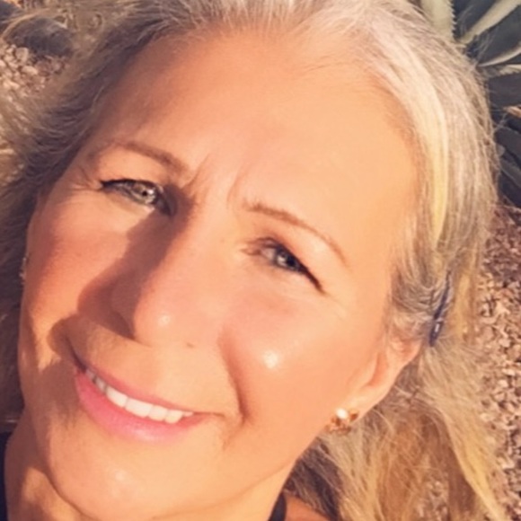 Meet Hanan Trusted Seller 5* Rating Fast shipping Posh Ambassador - Picture 2 of 11